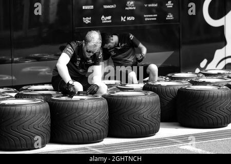 Meccanica Scuderia Toro Rosso con pneumatici Pirelli. 10.10.2019. Formula 1 World Championship, Rd 17, Gran Premio del Giappone, Suzuka, Giappone, Giorno di preparazione. Il credito fotografico dovrebbe essere: XPB/Press Association Images. Foto Stock