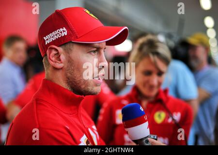 Sebastian Vettel (GER) Ferrari con i media. 11.10.2019. Formula 1 World Championship, Rd 17, Gran Premio del Giappone, Suzuka, Giappone, Giorno della pratica. Il credito fotografico dovrebbe essere: XPB/Press Association Images. Foto Stock