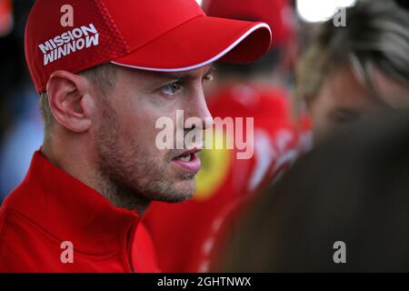 Sebastian Vettel (GER) Ferrari con i media. 11.10.2019. Formula 1 World Championship, Rd 17, Gran Premio del Giappone, Suzuka, Giappone, Giorno della pratica. Il credito fotografico dovrebbe essere: XPB/Press Association Images. Foto Stock