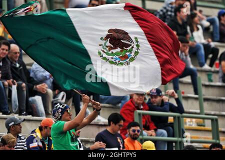 Tifosi in tribuna. 25.10.2019. Formula 1 World Championship, Rd 18, Gran Premio del Messico, Città del Messico, Messico, Giorno della pratica. Il credito fotografico dovrebbe essere: XPB/Press Association Images. Foto Stock