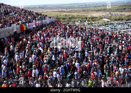 Tifosi in tribuna. 03.11.2019. Formula 1 World Championship, Rd 19, United States Grand Prix, Austin, Texas, USA, Race Day. Il credito fotografico dovrebbe essere: XPB/Press Association Images. Foto Stock