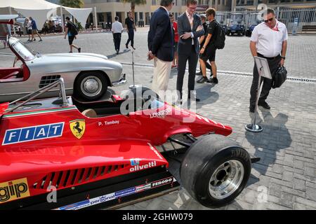 Zak Brown (USA) Direttore esecutivo McLaren con la Ferrari 126C2 1982 guidata da Patrick Tambay in mostra nel paddock - Sotherby's. 30.11.2019. Formula 1 World Championship, Rd 21, Gran Premio di Abu Dhabi, Yas Marina Circuit, Abu Dhabi, Qualifiche Day. Il credito fotografico dovrebbe essere: XPB/Press Association Images. Foto Stock