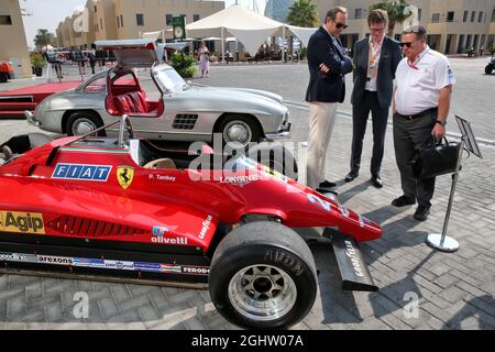 Zak Brown (USA) Direttore esecutivo McLaren con la Ferrari 126C2 1982 guidata da Patrick Tambay in mostra nel paddock - Sotherby's. 30.11.2019. Formula 1 World Championship, Rd 21, Gran Premio di Abu Dhabi, Yas Marina Circuit, Abu Dhabi, Qualifiche Day. Il credito fotografico dovrebbe essere: XPB/Press Association Images. Foto Stock