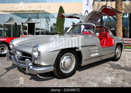 Mercedes-Benz 300 SL Gullwing nel paddock - Sotherby's. 30.11.2019. Formula 1 World Championship, Rd 21, Gran Premio di Abu Dhabi, Yas Marina Circuit, Abu Dhabi, Qualifiche Day. Il credito fotografico dovrebbe essere: XPB/Press Association Images. Foto Stock