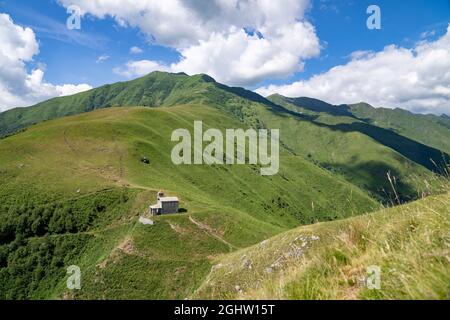 Chiesa di San Bernardo in montagna sul lago di Como, Lombardia, Italia Foto Stock