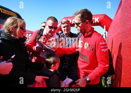 Sebastian Vettel (GER) Ferrari firma autografi per i tifosi. Test di formula uno, giorno 2, giovedì 20 febbraio 2020. Barcellona, Spagna. 20.02.2020. Test formula uno, giorno due, Barcellona, Spagna. Giovedì. Il credito fotografico dovrebbe essere: XPB/Press Association Images. Foto Stock