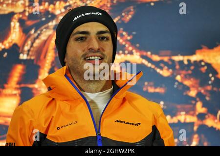 Carlos Sainz Jr (ESP) McLaren alla FIA Press Conference. 26.02.2020. Test formula uno, giorno uno, Barcellona, Spagna. Mercoledì. Il credito fotografico dovrebbe essere: XPB/Press Association Images. Foto Stock