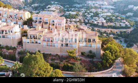 Altea Hills, Spagna 18.08.2021 - Vista panoramica di Altea. Centro storico della città vecchia con montagne e lussureggianti alberi verdi sullo sfondo. Provincia di Alicante, Comunità Valenciana. Foto Stock