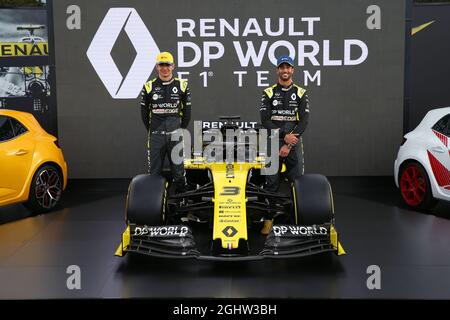 (Da L a R): Esteban OCON (fra) Renault F1 Team e Daniel Ricciardo (AUS) Renault F1 Team - la livrea rivela. 11.03.2020. Formula 1 World Championship, Rd 1, Australian Grand Prix, Albert Park, Melbourne, Australia, giorno di preparazione. Il credito fotografico dovrebbe essere: XPB/Press Association Images. Foto Stock