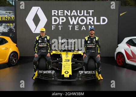 (Da L a R): Esteban OCON (fra) Renault F1 Team e Daniel Ricciardo (AUS) Renault F1 Team - la livrea rivela. 11.03.2020. Formula 1 World Championship, Rd 1, Australian Grand Prix, Albert Park, Melbourne, Australia, giorno di preparazione. Il credito fotografico dovrebbe essere: XPB/Press Association Images. Foto Stock