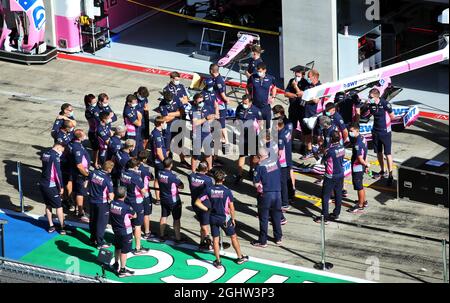 Racing Point F1 Team meccanici ai box. 02.07.2020. Formula 1 World Championship, Rd 1, Gran Premio d'Austria, Spielberg, Austria, Giorno di preparazione. Il credito fotografico dovrebbe essere: XPB/Press Association Images. Foto Stock