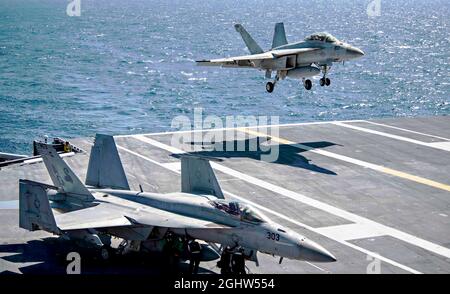 USS George Bush, Stati Uniti. 06 settembre 2021. Un velivolo da caccia U.S. Navy F/A-18F Super Hornet, assegnato al Jolly Rogers of Strike Fighter Squadron 103, esegue un tocco e va sul ponte di volo della portaerei di classe Nimitz USS George H. W. Bush durante la certificazione del ponte di volo 6 settembre 2021 nell'Oceano Atlantico. Il super-vettore è in corso per la prima volta in 28 mesi a seguito di un'ampia manutenzione e modernizzazione. Credit: MK3/MK3/MK3/MK3/MK3/MK3/MK3/MK3/MK3/MK3/MK3/MK3/MK3 Foto Stock