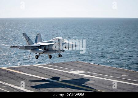 USS George Bush, Stati Uniti. 06 settembre 2021. Un velivolo da caccia Super Hornet della Marina degli Stati Uniti F/A-18F, assegnato al Jolly Rogers of Strike Fighter Squadron 103 si avvicina per atterrare sul ponte di volo della portaerei di classe Nimitz USS George H. W. Bush durante la certificazione del ponte di volo 6 settembre 2021 nell'Oceano Atlantico. Il super-vettore è in corso per la prima volta in 28 mesi a seguito di un'ampia manutenzione e modernizzazione. Credit: MK3/MK3/MK3/MK3/MK3/MK3/MK3/MK3/MK3/MK3/MK3/MK3/MK3 Foto Stock