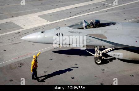 USS George Bush, Stati Uniti. 06 settembre 2021. Un equipaggio di coperta di gialle della Marina degli Stati Uniti dirige un velivolo da caccia F/A-18E Super Hornet, assegnato ai Knighthawks di Strike Fighter Squadron 136, per arrestarsi durante le operazioni sul ponte di volo del portaerei di classe Nimitz USS George H. W. Bush durante la certificazione di ponte di volo 6 settembre, 2021 nell'Oceano Atlantico. Il super-vettore è in corso per la prima volta in 28 mesi a seguito di un'ampia manutenzione e modernizzazione. Credit: MC2 Hillary Becke/Planetpix/Alamy Live News Credit: Planetpix/Alamy Live News Foto Stock