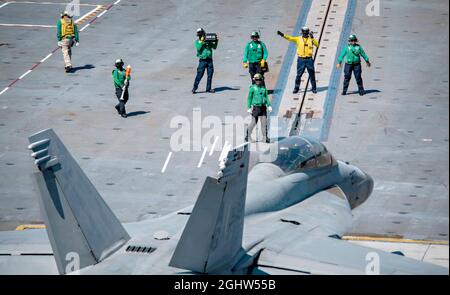 USS George Bush, Stati Uniti. 06 settembre 2021. L'equipaggio del ponte di volo della Marina degli Stati Uniti allinea un aereo da caccia Super Hornet F/A-18F sulla catapulta, prima di decolli sul ponte di volo della portaerei di classe Nimitz USS George H. W. Bush durante la certificazione del ponte di volo 6 settembre 2021 nell'Oceano Atlantico. Il super-vettore è in corso per la prima volta in 28 mesi a seguito di un'ampia manutenzione e modernizzazione. Credit: MK3/MK3/MK3/MK3/MK3/MK3/MK3/MK3/MK3/MK3/MK3/MK3/MK3 Foto Stock