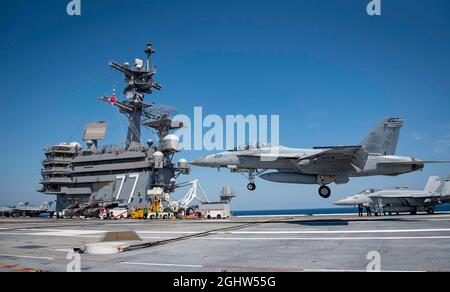 USS George Bush, Stati Uniti. 06 settembre 2021. Un velivolo da caccia U.S. Navy F/A-18F Super Hornet, assegnato al Jolly Rogers of Strike Fighter Squadron 103, esegue un tocco e va sul ponte di volo della portaerei di classe Nimitz USS George H. W. Bush durante la certificazione del ponte di volo 6 settembre 2021 nell'Oceano Atlantico. Il super-vettore è in corso per la prima volta in 28 mesi a seguito di un'ampia manutenzione e modernizzazione. Credit: MC2 Hillary Becke/Planetpix/Alamy Live News Credit: Planetpix/Alamy Live News Foto Stock