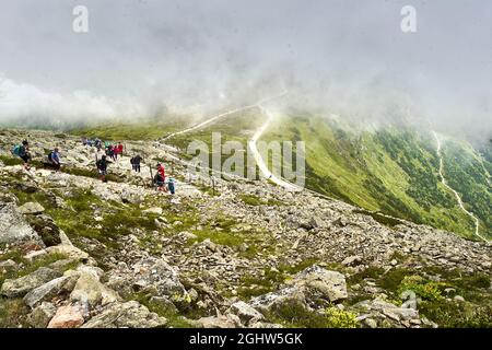 Vista a Karkonosze mountin, giorno molto nuvoloso Foto Stock