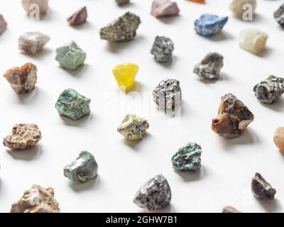 set di varie pietre minerali naturali di ametista e gemme su sfondo nero  vista dall'alto Foto stock - Alamy