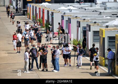 Paddock Atmosphere - Alain Prost (fra) Renault F1 Team Direttore non esecutivo con i media. 08.08.2020. Formula 1 World Championship, Rd 5, 70th Anniversary Grand Prix, Silverstone, Inghilterra, Qualifiche Day. Il credito fotografico dovrebbe essere: XPB/Press Association Images. Foto Stock