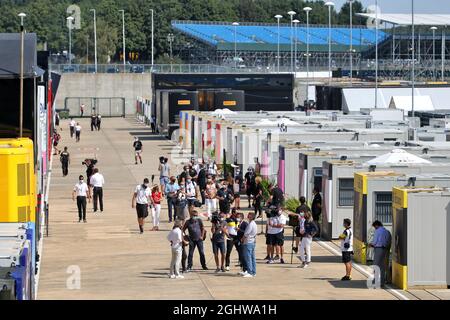 Paddock Atmosphere - Alain Prost (fra) Renault F1 Team Direttore non esecutivo con i media. 08.08.2020. Formula 1 World Championship, Rd 5, 70th Anniversary Grand Prix, Silverstone, Inghilterra, Qualifiche Day. Il credito fotografico dovrebbe essere: XPB/Press Association Images. Foto Stock