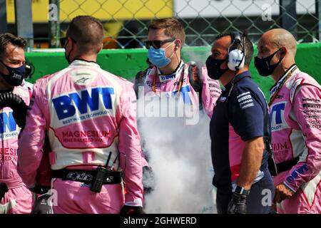 Racing Point F1 Team meccanici in griglia. 06.09.2020. Campionato del mondo formula 1, Rd 8, Gran Premio d'Italia, Monza, Italia, Giorno di gara. Il credito fotografico dovrebbe essere: XPB/Press Association Images. Foto Stock