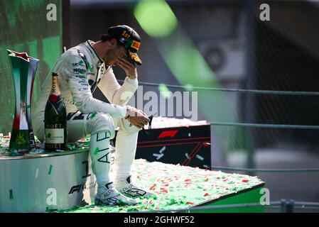 Il vincitore della gara Pierre Gasly (fra) AlphaTauri celebra sul podio. 06.09.2020. Campionato del mondo formula 1, Rd 8, Gran Premio d'Italia, Monza, Italia, Giorno di gara. Il credito fotografico dovrebbe essere: XPB/Press Association Images. Foto Stock