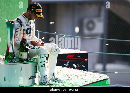 Il vincitore della gara Pierre Gasly (fra) AlphaTauri celebra sul podio. 06.09.2020. Campionato del mondo formula 1, Rd 8, Gran Premio d'Italia, Monza, Italia, Giorno di gara. Il credito fotografico dovrebbe essere: XPB/Press Association Images. Foto Stock