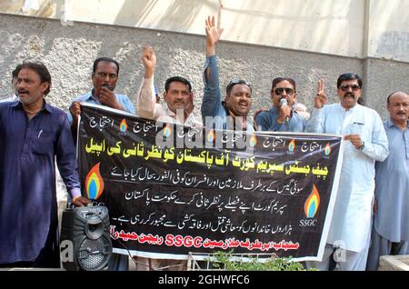 I dipendenti licenziati della sui Southern gas Company (SSGC) stanno tenendo una manifestazione di protesta contro la disoccupazione e l'escursionismo dei prezzi, presso il press club di Hyderabad martedì 07 settembre 2021.