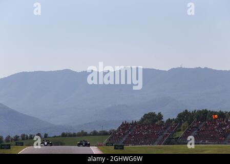 (Da L a R): Romain Grosjean (fra) Haas F1 Team VF-20 e Lewis Hamilton (GBR) Mercedes AMG F1 W11. 12.09.2020. Campionato del mondo formula 1, Rd 9, Gran Premio di Toscana, Mugello, Italia, Giorno di qualificazione. Il credito fotografico dovrebbe essere: XPB/Press Association Images. Foto Stock