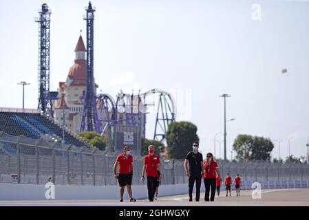 Robert Shwartzman (RUS) PREMA Racing cammina sul circuito con il team. 24.09.2020. Formula 1 World Championship, Rd 10, Gran Premio di Russia, Sochi Autodrom, Sochi, Russia, giorno di preparazione. Il credito fotografico dovrebbe essere: XPB/Press Association Images. Foto Stock