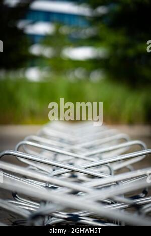 Rack per biciclette in prospettiva con sfondo verde Foto Stock