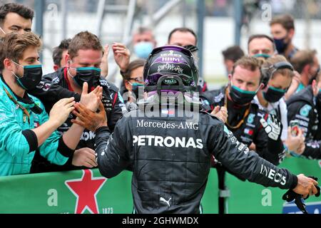 Lewis Hamilton (GBR) Mercedes AMG F1 celebra la sua record di rottura 92a vittoria del Gran Premio a parc ferme. 25.10.2020. Formula 1 World Championship, Rd 12, Gran Premio di Portogallo, Portimao, Portogallo, Giorno di gara. Il credito fotografico dovrebbe essere: XPB/Press Association Images. Foto Stock