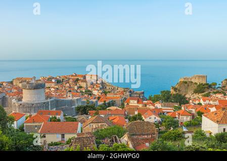Vista aerea della città vecchia di Dubrovnik, Croazia con tetti, mura della città, forte Lovrijenac e mare Adriatico. Destinazione estiva in Europa Foto Stock