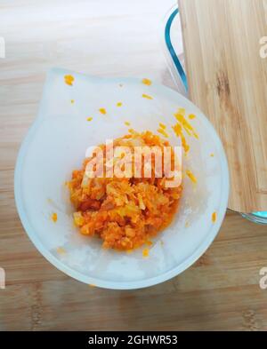 Vista dall'alto delle carote frullate in una caraffa di plastica Foto Stock