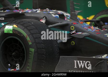 Indossato pneumatici Pirelli intermedi su Lewis Hamilton (GBR) Mercedes AMG F1 W11 a parc ferme. 15.11.2020. Formula 1 World Championship, Rd 14, Turkish Grand Prix, Istanbul, Turchia, Giorno di gara. Il credito fotografico dovrebbe essere: XPB/Press Association Images. Foto Stock