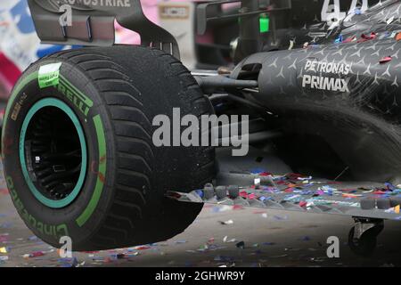 Indossato pneumatici Pirelli intermedi su Lewis Hamilton (GBR) Mercedes AMG F1 W11 a parc ferme. 15.11.2020. Formula 1 World Championship, Rd 14, Turkish Grand Prix, Istanbul, Turchia, Giorno di gara. Il credito fotografico dovrebbe essere: XPB/Press Association Images. Foto Stock