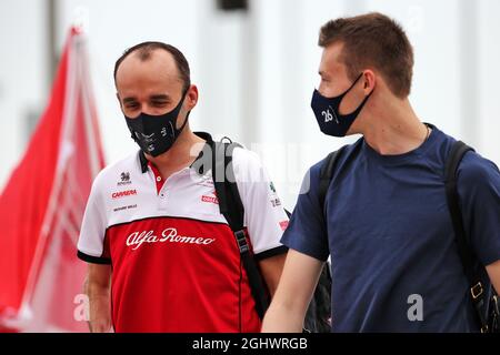 (Da L a R): Robert Kubica (POL) Alfa Romeo Racing Reserve driver con Daniil Kvyat (RUS) AlphaTauri. 27.11.2020. Formula 1 World Championship, Rd 15, Bahrain Grand Prix, Sakhir, Bahrain, Il credito fotografico del giorno della pratica dovrebbe leggere: Immagini dell'associazione di stampa/XPB. Foto Stock