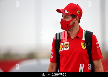 Sebastian Vettel (GER) Ferrari. 27.11.2020. Formula 1 World Championship, Rd 15, Bahrain Grand Prix, Sakhir, Bahrain, Il credito fotografico del giorno della pratica dovrebbe leggere: Immagini dell'associazione di stampa/XPB. Foto Stock