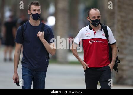 (Da L a R): Daniil Kvyat (RUS) AlphaTauri con Robert Kubica (POL) Alfa Romeo Racing Reserve driver. 27.11.2020. Formula 1 World Championship, Rd 15, Bahrain Grand Prix, Sakhir, Bahrain, Il credito fotografico del giorno della pratica dovrebbe leggere: Immagini dell'associazione di stampa/XPB. Foto Stock