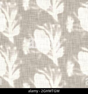 Tessuto di lino con motivo floreale grigio disegnato a mano. Capricci da giardino senza cuciture. Moderna primavera doodle floreale natura tessuto per arredamento casa. Botanico Foto Stock