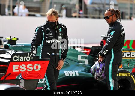 Valtteri Bottas (fin) Mercedes AMG F1 e Lewis Hamilton (GBR) Mercedes AMG F1. 12.03.2021. Test di formula 1, Sakhir, Bahrain, giorno uno. Il credito fotografico dovrebbe essere: XPB/Press Association Images. Foto Stock