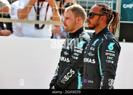 Lewis Hamilton (GBR) Mercedes AMG F1 e Valtteri Bottas (fin) Mercedes AMG F1. 12.03.2021. Test di formula 1, Sakhir, Bahrain, giorno uno. Il credito fotografico dovrebbe essere: XPB/Press Association Images. Foto Stock