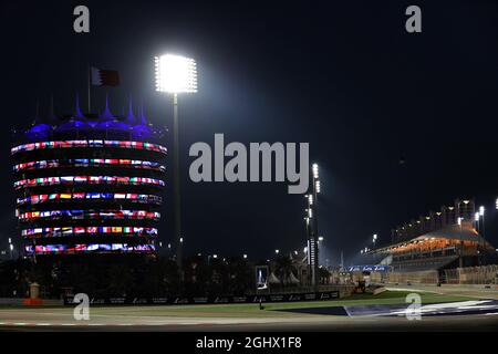 Circuito atmosfera - edificio illuminato. Gran Premio del Bahrain, giovedì 25 marzo 2021. Sakhir, Bahrein. 25.03.2021. Formula 1 World Championship, Rd 1, Bahrain Grand Prix, Sakhir, Bahrain, Giorno di preparazione. Il credito fotografico dovrebbe essere: XPB/Press Association Images. Foto Stock