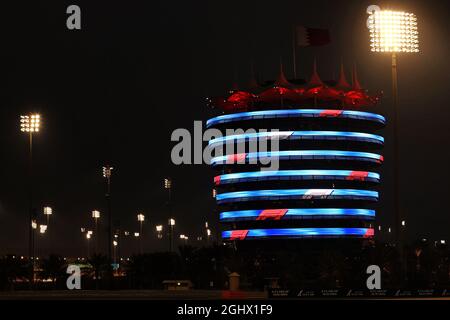 Circuito atmosfera - edificio illuminato. Gran Premio del Bahrain, giovedì 25 marzo 2021. Sakhir, Bahrein. 25.03.2021. Formula 1 World Championship, Rd 1, Bahrain Grand Prix, Sakhir, Bahrain, Giorno di preparazione. Il credito fotografico dovrebbe essere: XPB/Press Association Images. Foto Stock