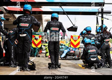 Fernando Alonso (ESP) Alpine F1 Team A521 fa un pit stop. 09.05.2021. Formula 1 World Championship, Rd 4, Gran Premio di Spagna, Barcellona, Spagna, Giorno di gara. Il credito fotografico dovrebbe essere: XPB/Press Association Images. Foto Stock