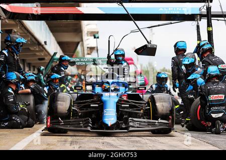 Fernando Alonso (ESP) Alpine F1 Team A521 fa un pit stop. 09.05.2021. Formula 1 World Championship, Rd 4, Gran Premio di Spagna, Barcellona, Spagna, Giorno di gara. Il credito fotografico dovrebbe essere: XPB/Press Association Images. Foto Stock