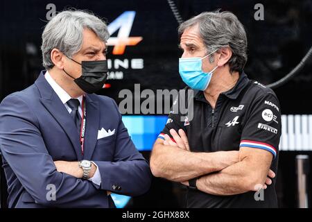 (Da L a R): Luca de Meo (ITA) Amministratore Delegato Groupe Renault con Davide Brivio (ITA) Direttore Racing Team Alpine F1. 22.05.2021. Formula 1 World Championship, Rd 5, Gran Premio di Monaco, Monte Carlo, Monaco, Giorno di qualificazione. Il credito fotografico dovrebbe essere: XPB/Press Association Images. Foto Stock