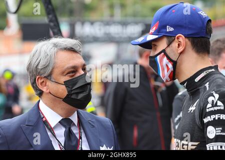 (Da L a R): Luca de Meo (ITA) Amministratore Delegato Groupe Renault con Esteban OCON (fra) Alpine F1 Team. 22.05.2021. Formula 1 World Championship, Rd 5, Gran Premio di Monaco, Monte Carlo, Monaco, Giorno di qualificazione. Il credito fotografico dovrebbe essere: XPB/Press Association Images. Foto Stock