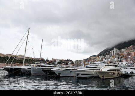 Barche nel panoramico Porto di Monaco. 22.05.2021. Formula 1 World Championship, Rd 5, Gran Premio di Monaco, Monte Carlo, Monaco, Giorno di qualificazione. Il credito fotografico dovrebbe essere: XPB/Press Association Images. Foto Stock