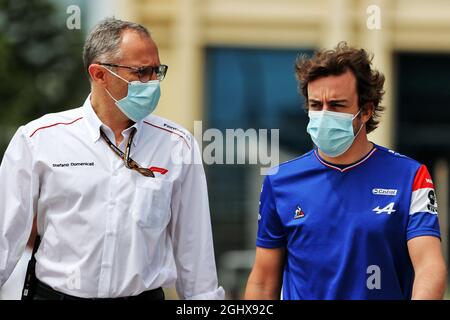 (Da L a R): Stefano Domenicali (ITA) Presidente e Amministratore Delegato di Formula uno con Fernando Alonso (ESP) Alpine F1 Team. 04.06.2021. Formula 1 World Championship, Rd 6, Gran Premio di Azerbaigian, circuito di Baku Street, Azerbaijan, Giorno della pratica. Il credito fotografico dovrebbe essere: XPB/Press Association Images. Foto Stock